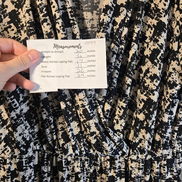 Kaileigh Black & White Print Jumper, Size 1X – Flowy & Flattering [0044] - Picture 5 of 7